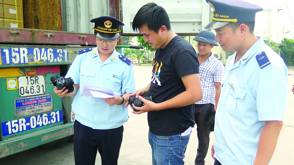 Công chức Chi cục Hải quan KCN Bắc Thăng Long kiểm tra hàng hóa XNK